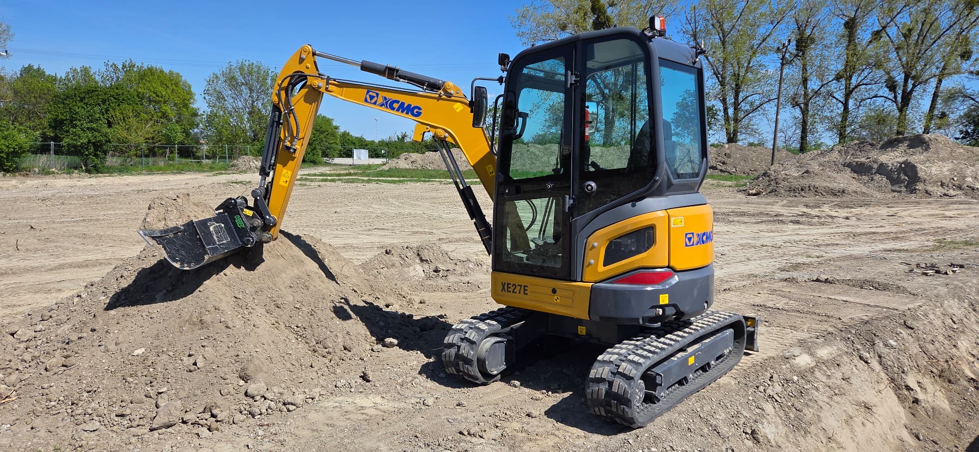 Minibager XCMG XE27E pripravený na výkopové práce