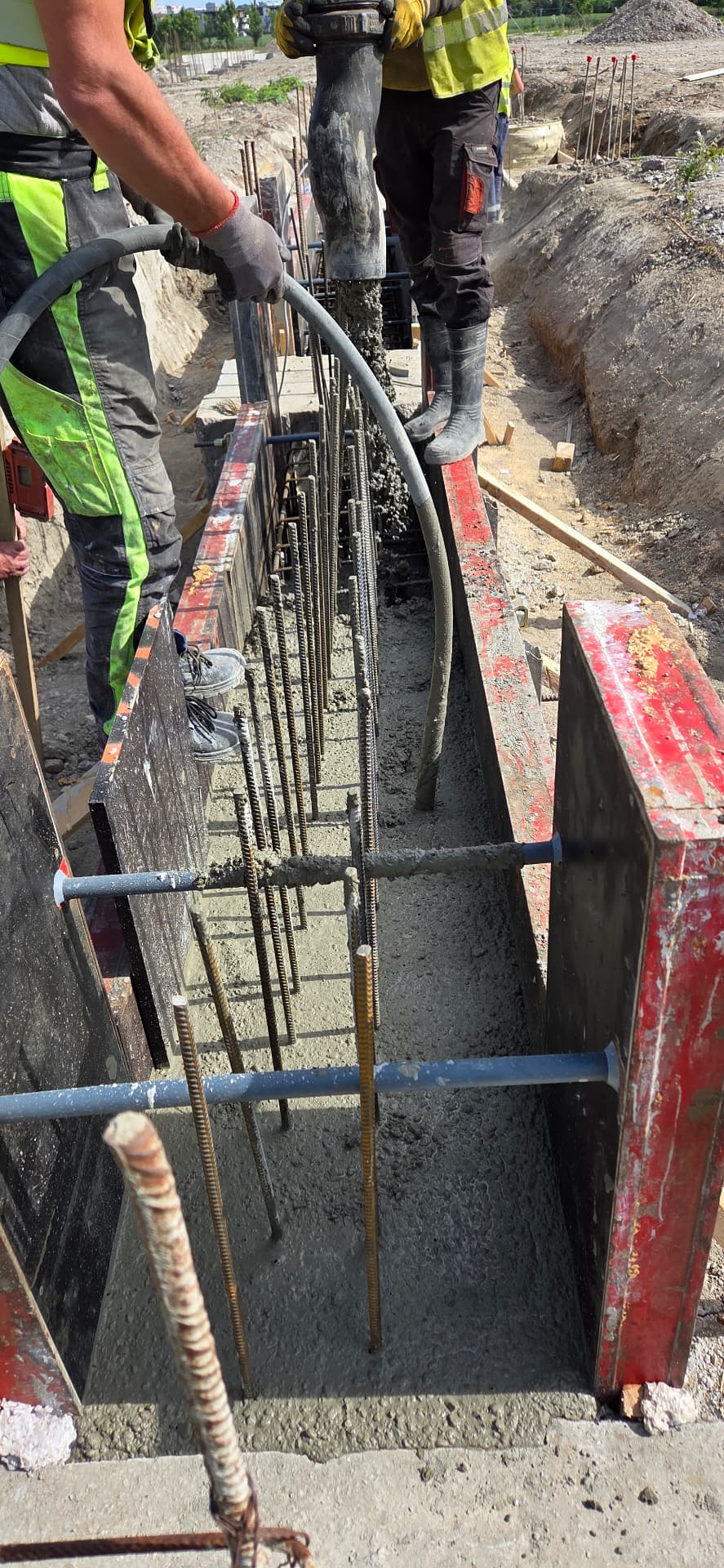 Betonáž základového múru v debnení s vibrovaním betónu