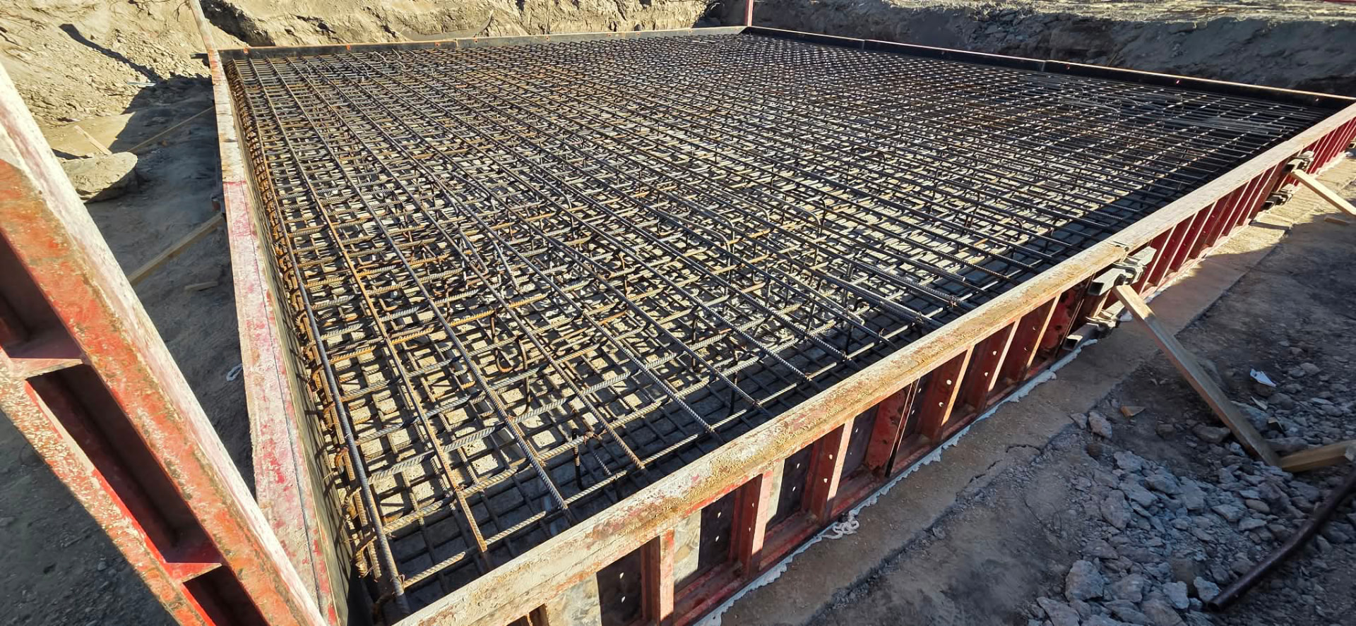 Debnenie a výstuž základovej dosky pripravené na betonáž